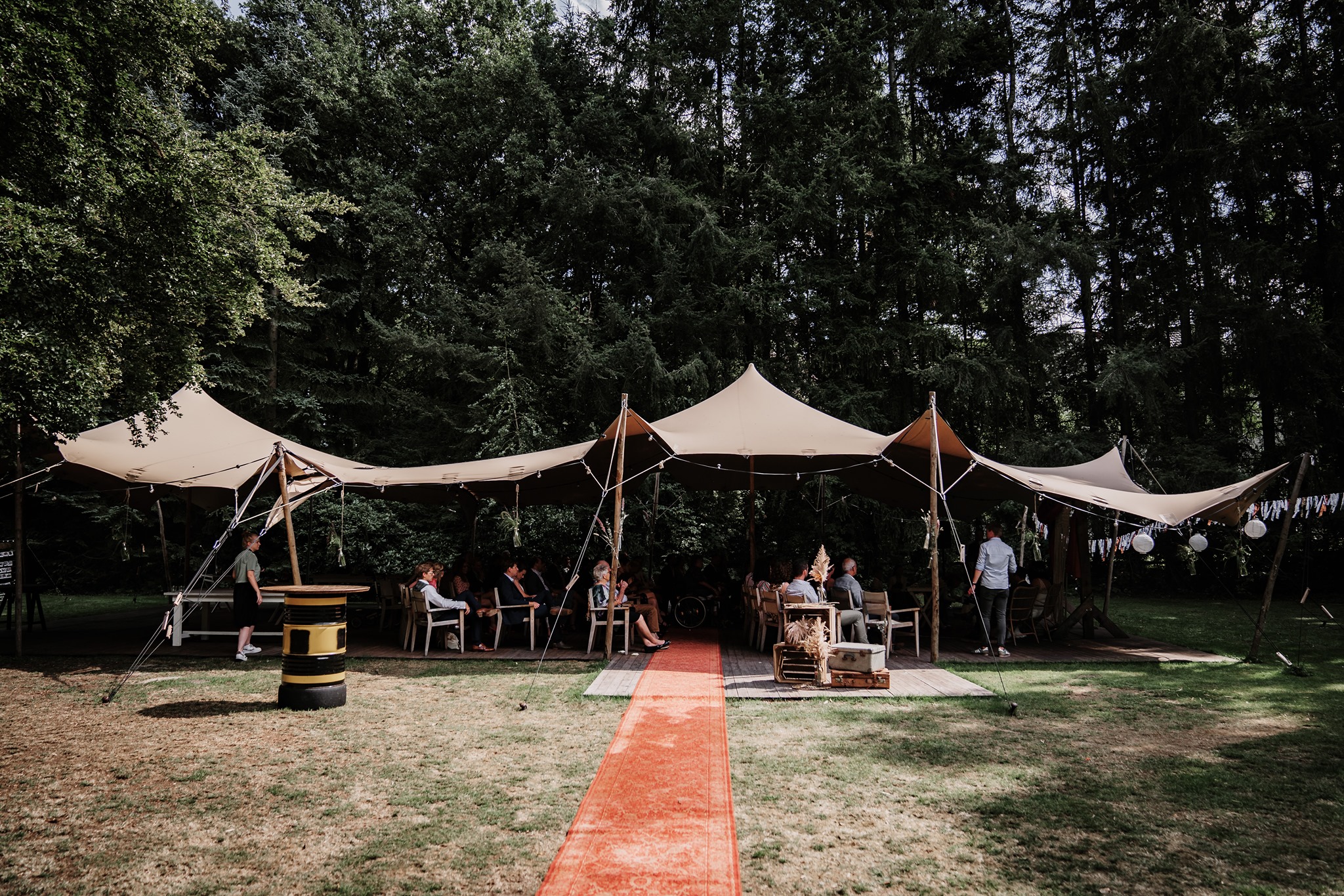 Stretchtent huren in een bosrijke omgeving